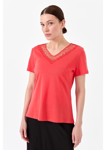 Kadın V Yaka Yakası Dantelli T-Shirt Kırmızı