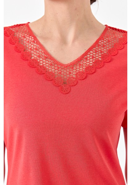 Kadın V Yaka Yakası Dantelli T-Shirt Kırmızı fırsatları
