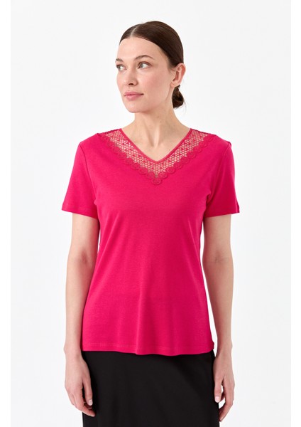 Kadın V Yaka Yakası Dantelli T-Shirt Fuşya