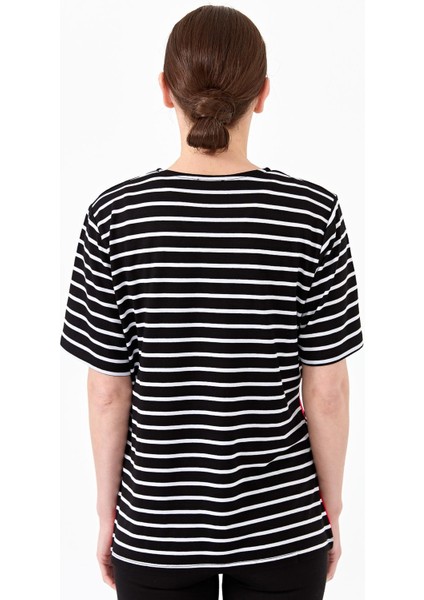 Kadın Sıfır Yaka Çizgi Önü Taşlı Penye T-Shirt Siyah fırsatları