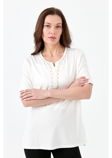 Kadın Yakası Patlı Boncuk Işlemeli Penye T-Shirt Ekru modelleri