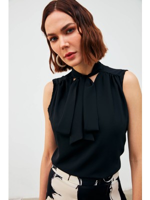 Fularlı Kolsuz Bluz - Siyah