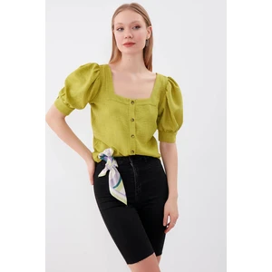 U Yaka Balon Kol Düğmeli Bluz