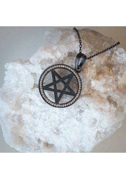 925 Ayar Gümüş Siyah Rodajlı Zirkon Taşlı Pentagram Kolye – El Yapımı