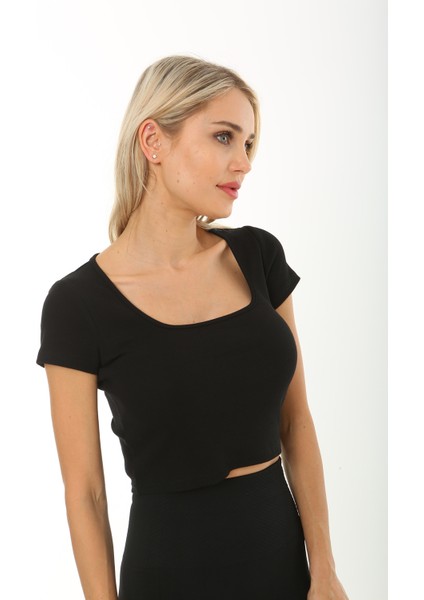 Kadın Siyah Kısa Kol Crop Havuz Yaka Fitilli Bluz