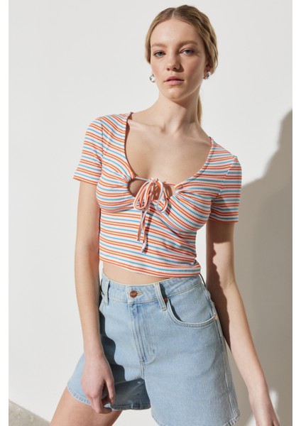 Regular Fit Normal Kesim V Yaka Çizgili Crop Bluz fiyatları