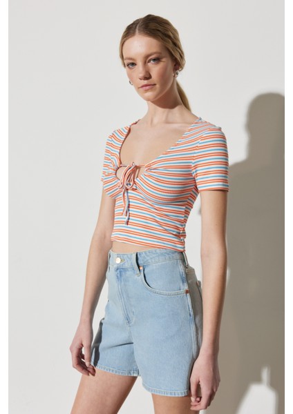Regular Fit Normal Kesim V Yaka Çizgili Crop Bluz modelleri
