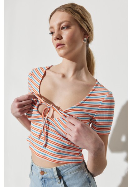 Regular Fit Normal Kesim V Yaka Çizgili Crop Bluz indirimleri