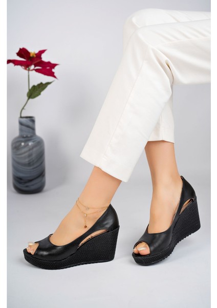 Dolgu Taban Önü ve Yanı Açık Dekolte Siyah Cilt Ayakkabı modelleri