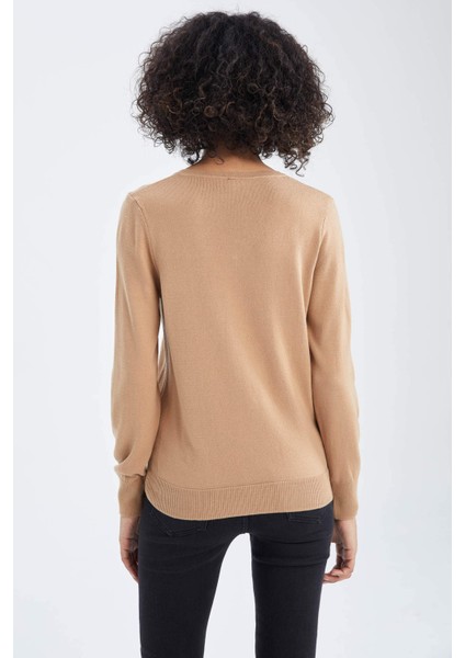 Regular Fit Basic V Yaka Ekstra Yumuşak Dokulu Kazak F7088AZ22WN fırsatları