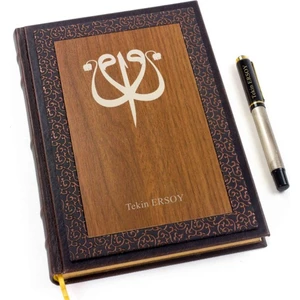Hediye Rengi İsme Özel Ahşap Kapaklı Vav Temalı Defter ve Besmele Kalem Seti
