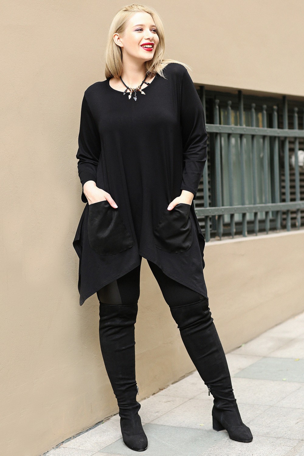 Curvy Trend Büyük Beden Uzun Kol Tunik Siyah Ön Cepli Yırtmaçlı Şık Görünüm