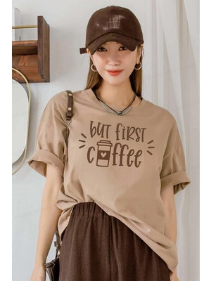 Millionaire But First Coffee Camel Oversize Salas Boyfriend Kadın T-Shirt