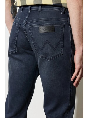 Wrangler Straight Fit Düz Paça Siyah Erkek Kot Pantolon W121026001