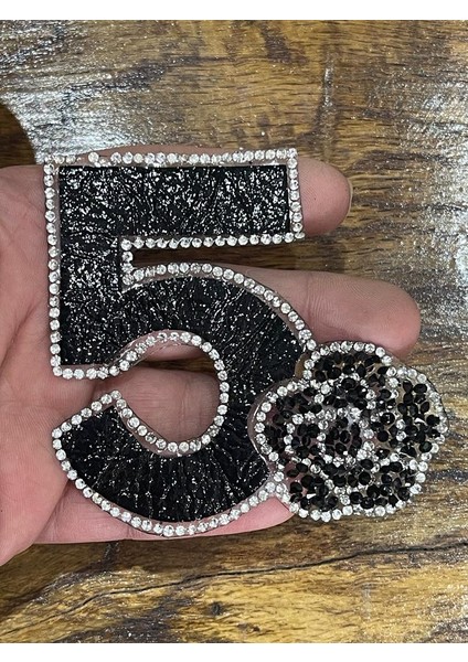 8x8 cm Ütü Ile Yapışan Deri,taşlı,gül ve 5 Rakamı Siyah Aplike Arma Dikiş Aksesuarı