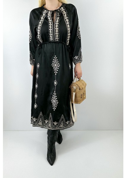 Işleme Detaylı Siyah Saten Elbise