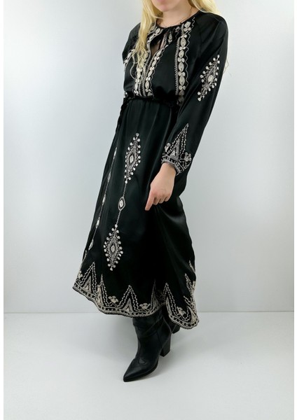 Işleme Detaylı Siyah Saten Elbise fiyatları