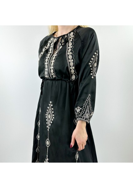 Işleme Detaylı Siyah Saten Elbise modelleri
