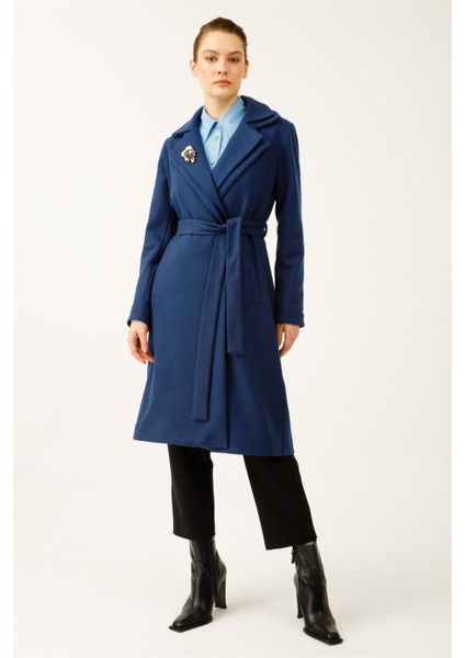 Çift Yakalı Önden Bağlamalı Broş Detaylı Kaban Indigo