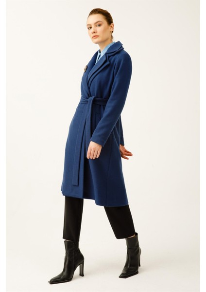 Çift Yakalı Önden Bağlamalı Broş Detaylı Kaban Indigo fiyatları
