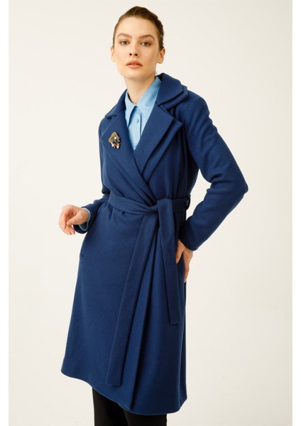 Çift Yakalı Önden Bağlamalı Broş Detaylı Kaban Indigo modelleri