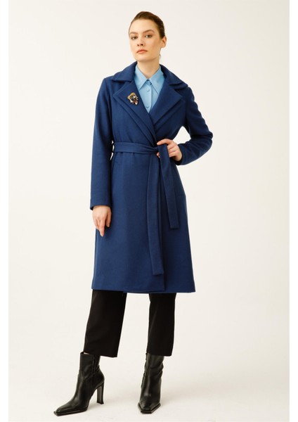 Çift Yakalı Önden Bağlamalı Broş Detaylı Kaban Indigo fırsatları