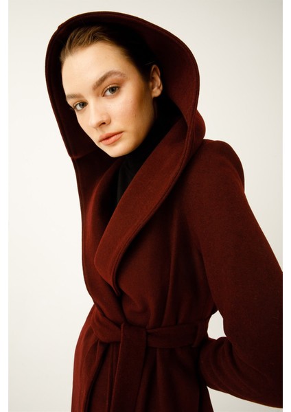 Geniş Kapişonlu Önden Bağlamalı Şanel Boy Kaban Bordo modelleri