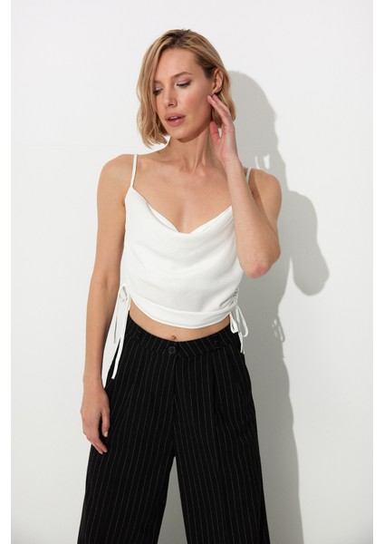 Beyaz Yanları Büzgülü Askılı Büstiyer SS23CT4735BE modelleri