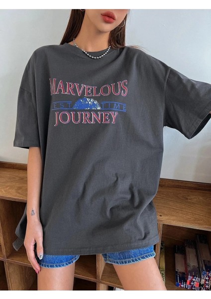 Kadın Marvelous Journey Baskılı Oversize T-Shirt fırsatları