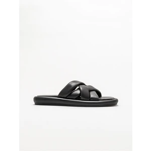 Siyah Deri Kadın Terlik