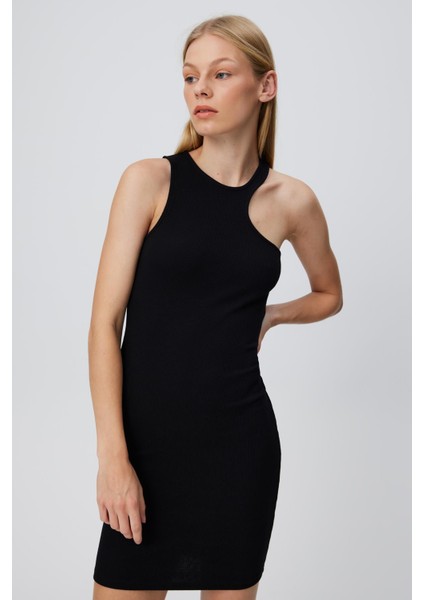 Asimetik Omuz Kısa Elbise