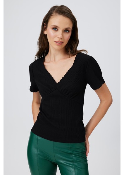 Nakışlı V Yaka Kısa Kol T-Shırt