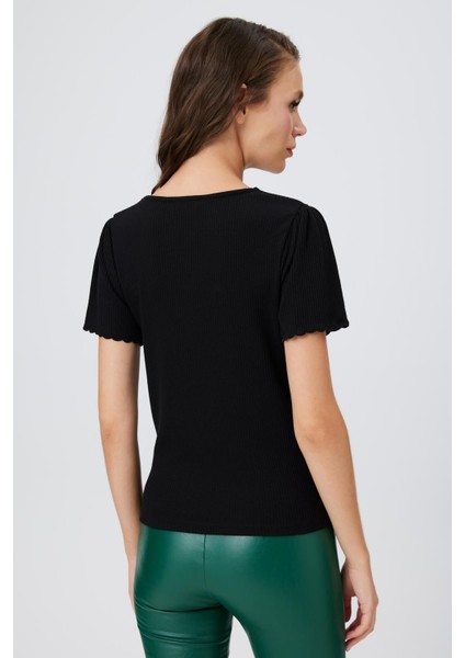 Nakışlı V Yaka Kısa Kol T-Shırt fiyatları