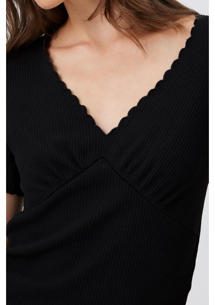 Nakışlı V Yaka Kısa Kol T-Shırt modelleri