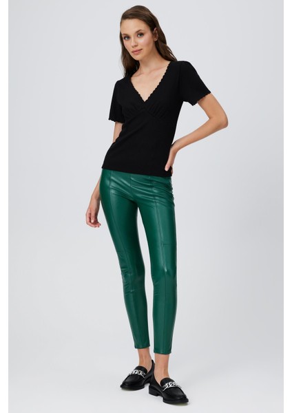 Nakışlı V Yaka Kısa Kol T-Shırt fırsatları