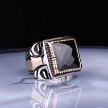 Stil Love ​Gümüş Kare Fasetli Siyah Taşlı Erkek Yüzük