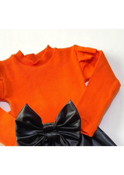 Kız Çocuk, Siyah Deri Fiyonk Detaylı Pantolon, Turuncu Omuzu Fırfırlı Badi ve Saç Bandı Takımı. modelleri