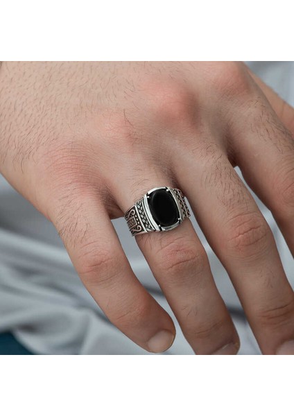 Gümüş Oniks Taşlı Örgü Desenli Erkek Yüzük modelleri