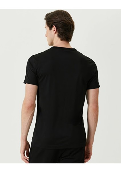 Kabartmalı Logolu Yuvarlak Yakalı T-Shirt fırsatları