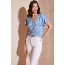 Lela Çiçek Desenli Önü Büzgülü V Yaka Crop Bluz Bayan Bluz 5864486Y4