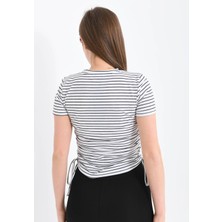 Moviment Kadın Beyaz Yanları Büzgü Detaylı Siyah Çizgili Crop Bluz