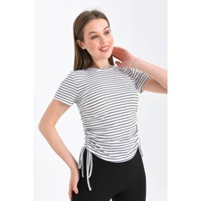 Moviment Kadın Beyaz Yanları Büzgü Detaylı Siyah Çizgili Crop Bluz