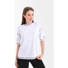 Kadın Beyaz Karyoka Dikişli Geniş Kalıp Tek Kolu Baskılı Örme T-Shirt