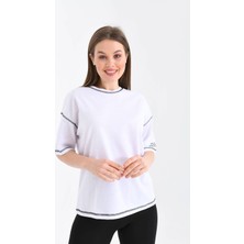 Kadın Beyaz Karyoka Dikişli Geniş Kalıp Tek Kolu Baskılı Örme T-Shirt