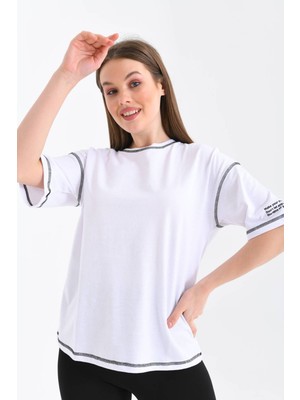 Kadın Beyaz Karyoka Dikişli Geniş Kalıp Tek Kolu Baskılı Örme T-Shirt