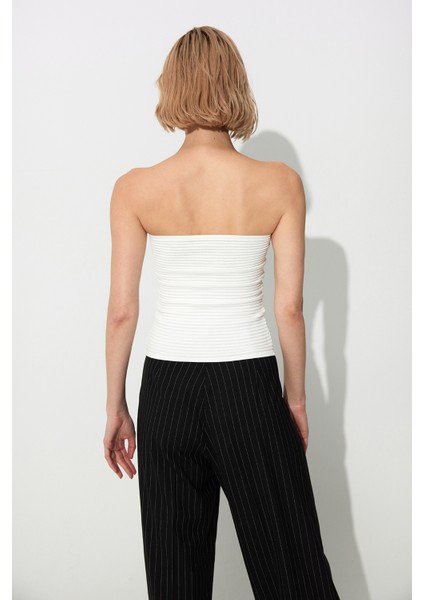 Beyaz Göbek Üçgen Detaylı Triko Büstiyer SWA4656BE indirimleri