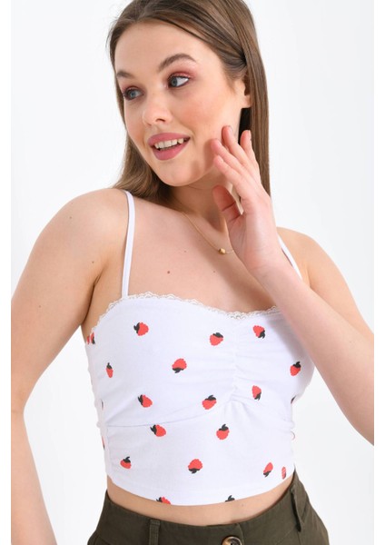 Kadın Beyaz Tül Detay Çilek Baskılı Askılı Crop Bluz fiyatları