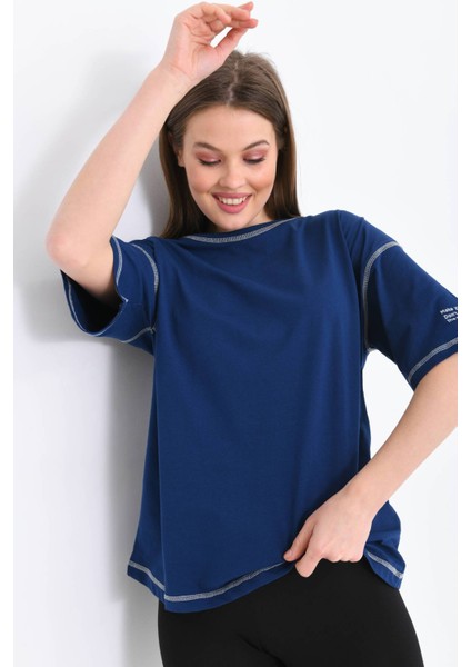 Kadın Lacivert Karyoka Dikişli Geniş Kalıp Tek Kolu Baskılı Örme T-Shirt fiyatları