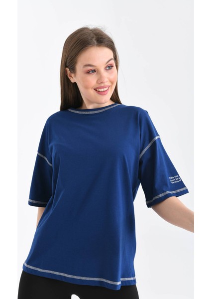 Kadın Lacivert Karyoka Dikişli Geniş Kalıp Tek Kolu Baskılı Örme T-Shirt fırsatları
