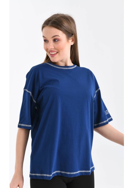 Kadın Lacivert Karyoka Dikişli Geniş Kalıp Tek Kolu Baskılı Örme T-Shirt indirimleri